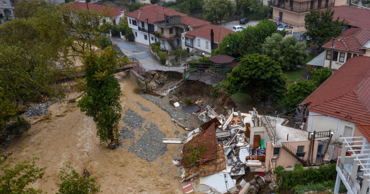 Κακοκαιρία Daniel: Ο Μπέος μοίρασε εμφιαλωμένα νερά στους πολίτες του Βόλου - Ουρές στα σούπερ μάρκετ - Άδειασαν τα ράφια