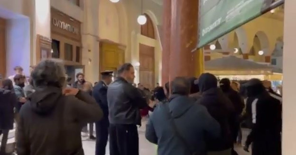 "Μην τρομάξεις, με έχουν χτυπήσει με κράνος στο κεφάλι" – Τι είπε η κόρη του αστυνομικού που τραυματίστηκε από κουκουλοφόρους