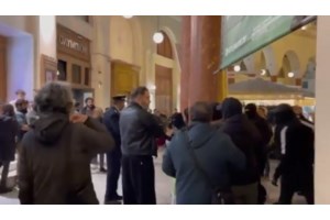 "Μην τρομάξεις, με έχουν χτυπήσει με κράνος στο κεφάλι" – Τι είπε η κόρη του αστυνομικού που τραυματίστηκε από κουκουλοφόρους