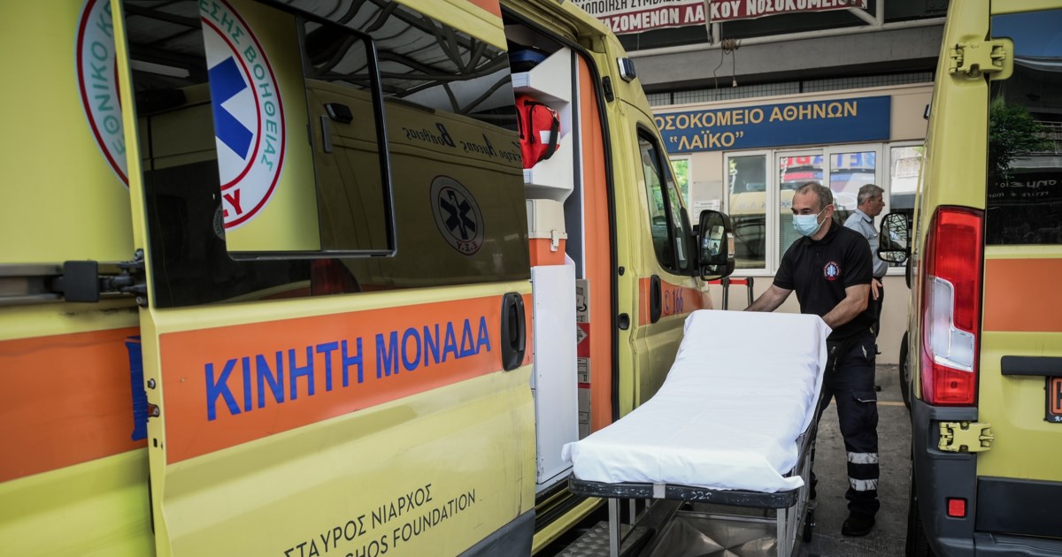 Κρήτη: Η στιγμή που ναυαγοσώστης βουτά στα κύματα και σώζει μητέρα και κόρη από πνιγμό [βίντεο]