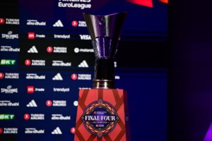 Ετσι έστηνε τις απάτες με τα ανύπαρκτα ταξίδια η δημοσιογράφος - PR: Οι απίστευτες δικαιολογίες για τα λεφτά που έπαιρνε