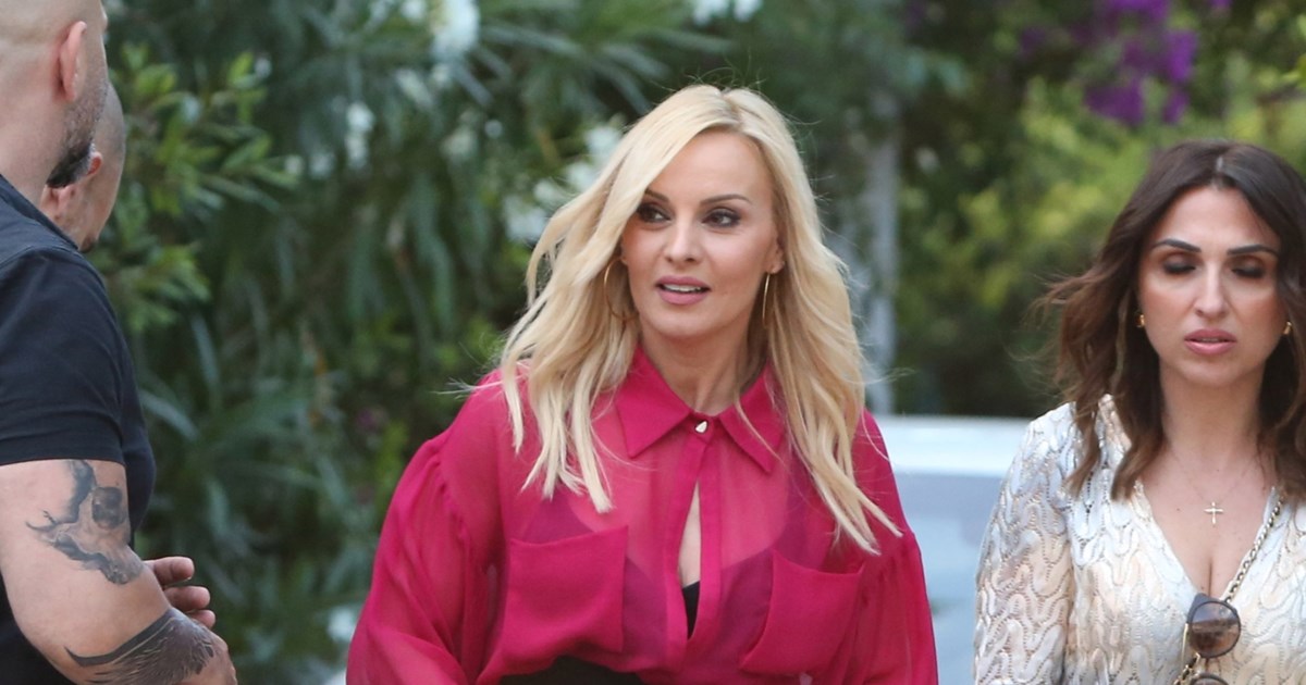 Γάμος Καραφώτη - Μάνου: Το δεύτερο bridal look της νύφης, ο λευκός στολισμός, το μενού και η σικάτη μπομπονιέρα - εικόνα 4