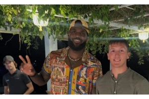 Guardian: Ο 10χρονος Τζέικ ήρθε πιο κοντά στον αδικοχαμένο πατέρα του χάρη σε έναν αγώνα κρίκετ… στην Κέρκυρα