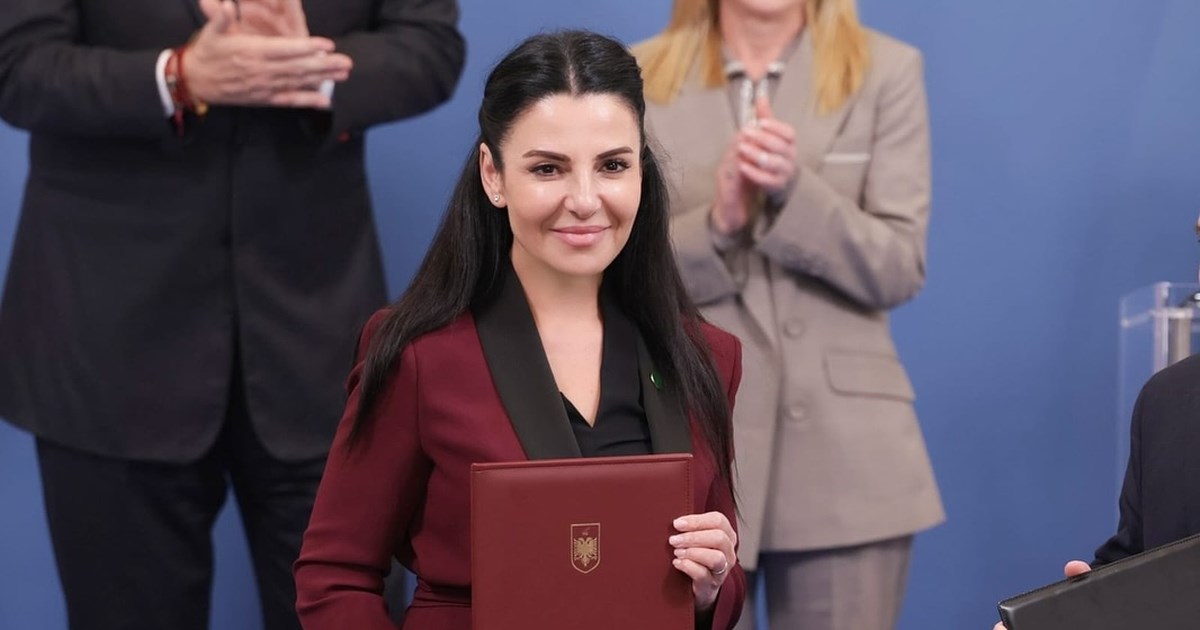 Αλβανία: Χάος στο κοινοβούλιο με συγκρούσεις βουλευτών - Άναψαν καπνογόνα, πέταξαν νερά [εικόνες - βίντεο] - εικόνα 3