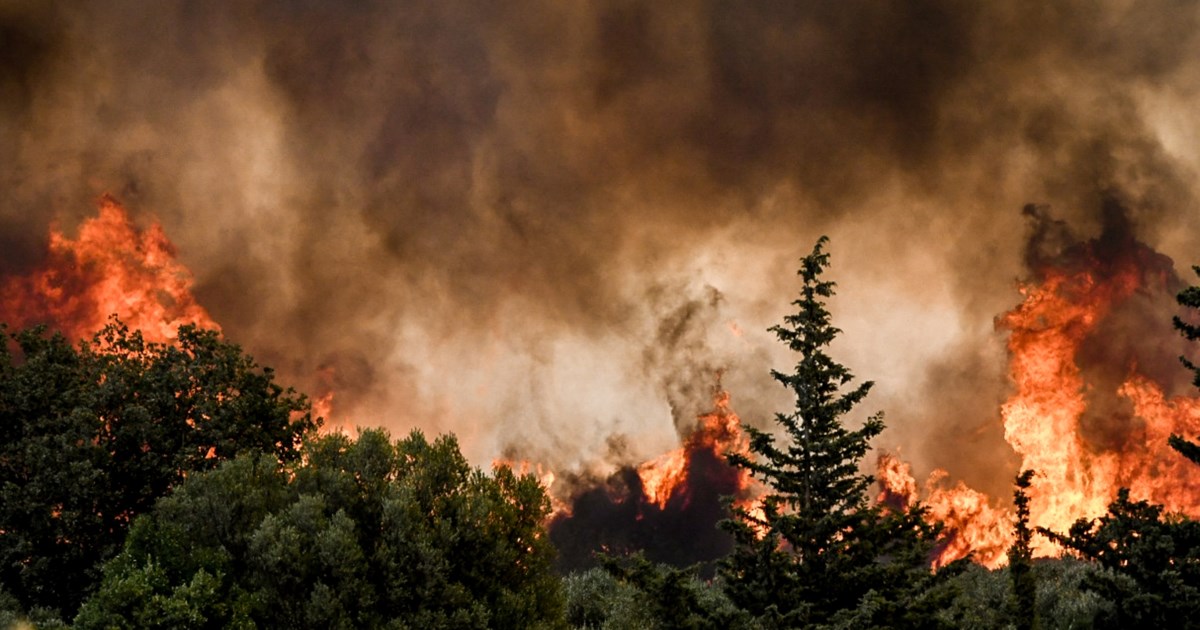 Μαίνεται η φωτιά στη Χίο: Πολίτες απεγκλωβίζονται από παραλίες [βίντεο]