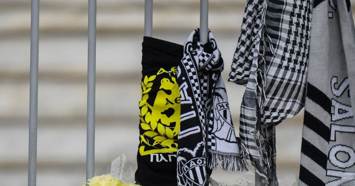 Στο γήπεδο του ΠΑΟΚ  ο Σωκράτης Φάμελλος: Aφησε ένα λευκό τριαντάφυλλο για τους νεκρούς οπαδούς του δικέφαλου