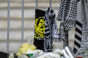 Στο γήπεδο του ΠΑΟΚ ο Σωκράτης Φάμελλος: Aφησε ένα λευκό τριαντάφυλλο για τους νεκρούς οπαδούς του δικέφαλου