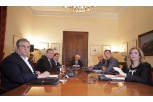 Μέρκελ: "Με εντυπωσίασε η αντοχή των Ελλήνων - Αναρωτήθηκα αν οι Γερμανοί θα άντεχαν - Ο Σόιμπλε ήθελε Grexit" - εικόνα 7