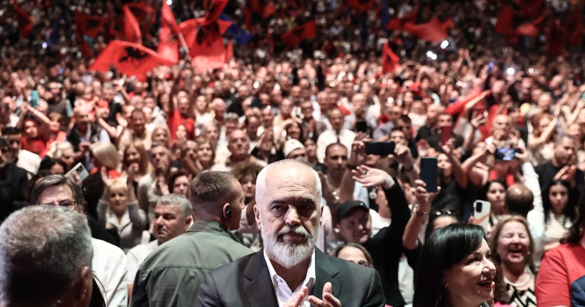 Έντι Ράμα: Θερμή υποδοχή με τραγούδια, χορούς και αλβανικές σημαίες στην προεκλογική συγκέντρωση στην Αθήνα [βίντεο]