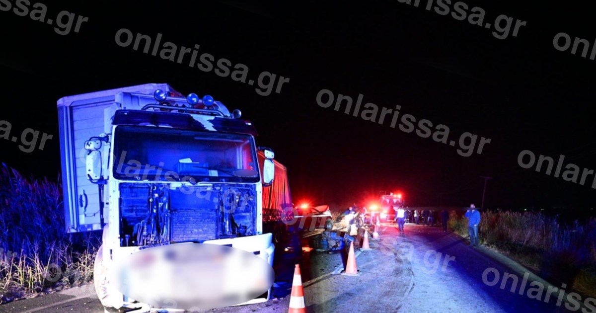 Σοβαρό τροχαίο στο Φάληρο: Αυτοκίνητο σύρθηκε 50 μέτρα και διαλύθηκε πάνω στις γραμμές του τραμ [βίντεο]