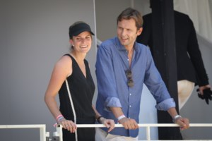 Αθηνά Ωνάση: Κυκλοφορεί σαν τουρίστρια στη Μύκονο και αποφεύγει τα ακριβά εστιατόρια για να μην την καταλάβουν - εικόνα 2