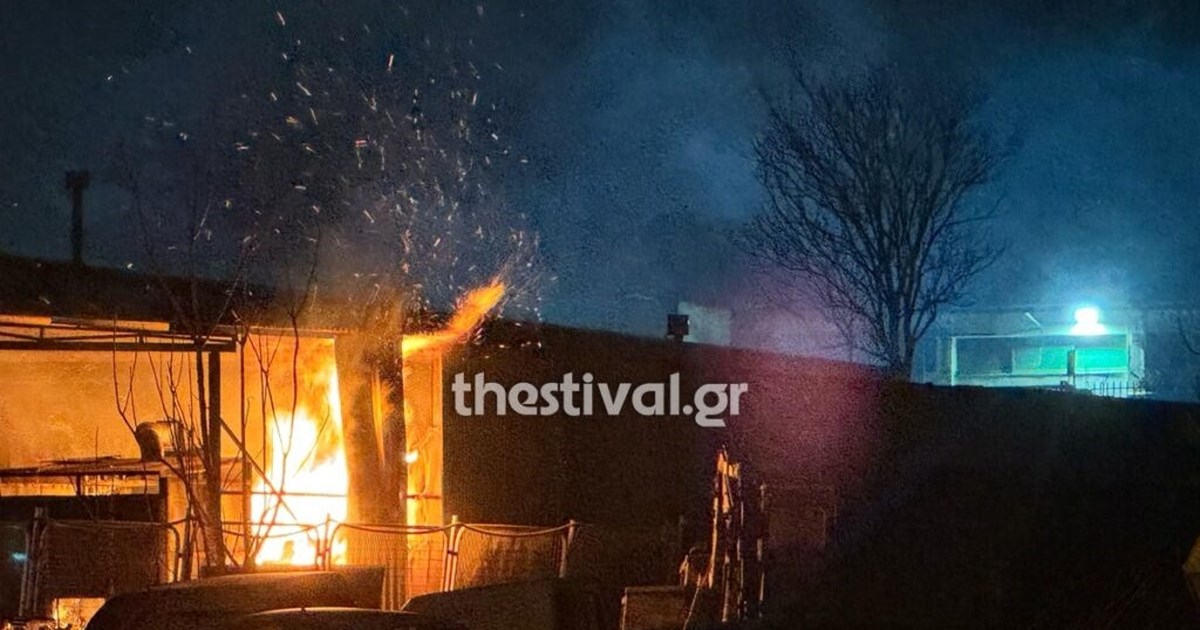 Πειραιάς: Φωτιά σε εγκαταλελειμμένο κτίριο