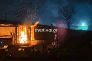 Πειραιάς: Φωτιά σε εγκαταλελειμμένο κτίριο