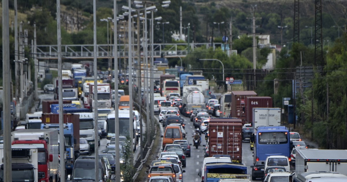 Αττική Οδός: Έπεσε τσιμέντο στο οδόστρωμα από βαρύ όχημα - Καθυστερήσεις μετά την έξοδο Ηρακλείου στο ρεύμα προς Ελευσίνα