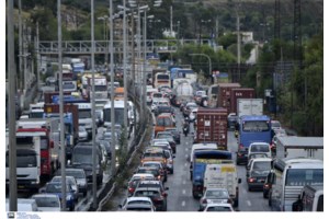 Αττική Οδός: Έπεσε τσιμέντο στο οδόστρωμα από βαρύ όχημα - Καθυστερήσεις μετά την έξοδο Ηρακλείου στο ρεύμα προς Ελευσίνα