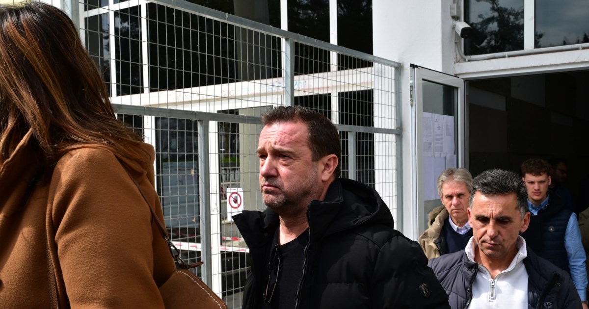 Οργισμένη ανάρτηση του Νίκου Πλακιά για τη δίκη των Τεμπών: Σήμερα μπάζωσαν και τα υπόλοιπα μέλη της οικογένειάς μας