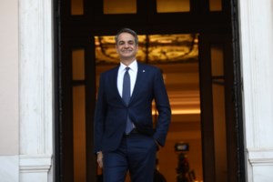 Σύσκεψη στο Μαξίμου για την προστασία ανηλίκων από αλκοόλ και καπνό: Πώς θα γίνεται η επαλήθευση της ηλικίας - εικόνα 8