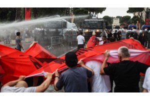 Αλβανία: Νέες τεράστιες διαδηλώσεις κατά του τουριστικού έργου Κούσνερ - "Ράμα παραιτήσου" - εικόνα 2