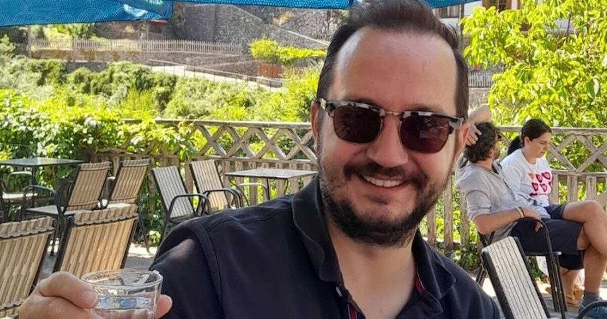 Ανάρτηση με "καρφιά" από τη μητέρα του Βασίλη Καλογήρου: Παίξε παιδί μου όπως πριν τα "ζώα" σου κόψουν τα δάχτυλα