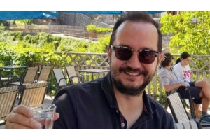 Ανάρτηση με "καρφιά" από τη μητέρα του Βασίλη Καλογήρου: Παίξε παιδί μου όπως πριν τα "ζώα" σου κόψουν τα δάχτυλα