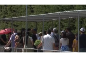 Ουρές για το προσκύνημα της εικόνας "Ακένωτον Ποτήριον" στον Άγιο Παντελεήμονα της Αχαρνών