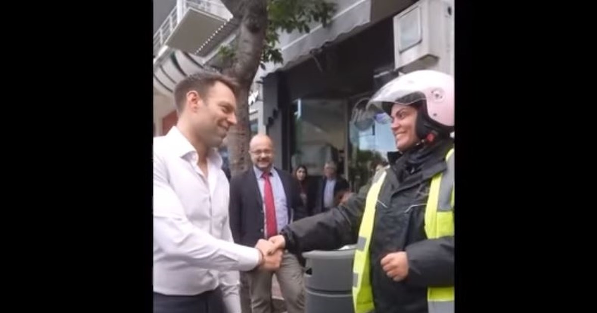 Ο Κασσελάκης κυλίστηκε στο έδαφος για να χαιδέψει ένα σκυλάκι- Ετσι εξήγησε το σκούπισμα των χεριών μετά τη χειραψία με εργαζόμενη - εικόνα 5