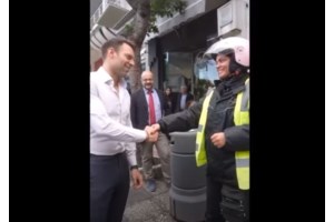 Ο Κασσελάκης κυλίστηκε στο έδαφος για να χαιδέψει ένα σκυλάκι- Ετσι εξήγησε το σκούπισμα των χεριών μετά τη χειραψία με εργαζόμενη - εικόνα 5