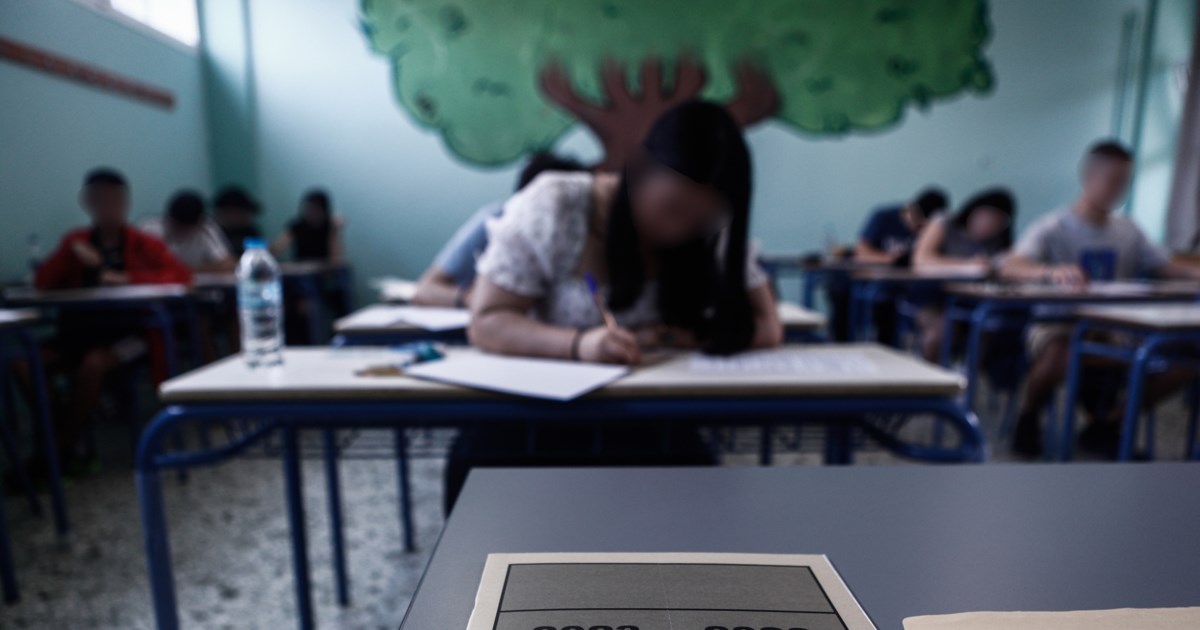 Γιατί ο Μπαμπινιώτης ζητά κατάργηση των πανελληνίων εξετάσεων και εισαγωγή σε ΑΕΙ με ακαδημαϊκό απολυτήριο