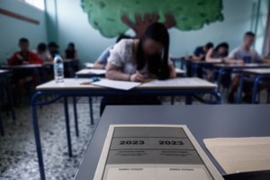 Γιατί ο Μπαμπινιώτης ζητά κατάργηση των πανελληνίων εξετάσεων και εισαγωγή σε ΑΕΙ με ακαδημαϊκό απολυτήριο