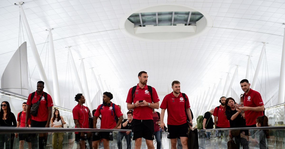 Ολυμπιακός: Βαγγέλης Μαρινάκης και Χοσέ Λουίς Μεντιλίμπαρ φωτογραφίζονται με όλα τα τρόπαια της σεζόν