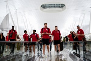 Ολυμπιακός: Βαγγέλης Μαρινάκης και Χοσέ Λουίς Μεντιλίμπαρ φωτογραφίζονται με όλα τα τρόπαια της σεζόν