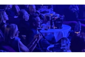 Σοφία Αλιμπέρτη - Good Job Nicky: Μαμά και γιος διασκέδασαν σε νυχτερινό μαγαζί - εικόνα 5