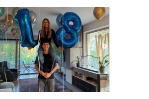 Birthday girl η Έλλη Κοκκίνου παρέα με τους φίλους της: Κούκλα σε εστιατόριο με θέα την Ακρόπολη - Εικόνες - εικόνα 3