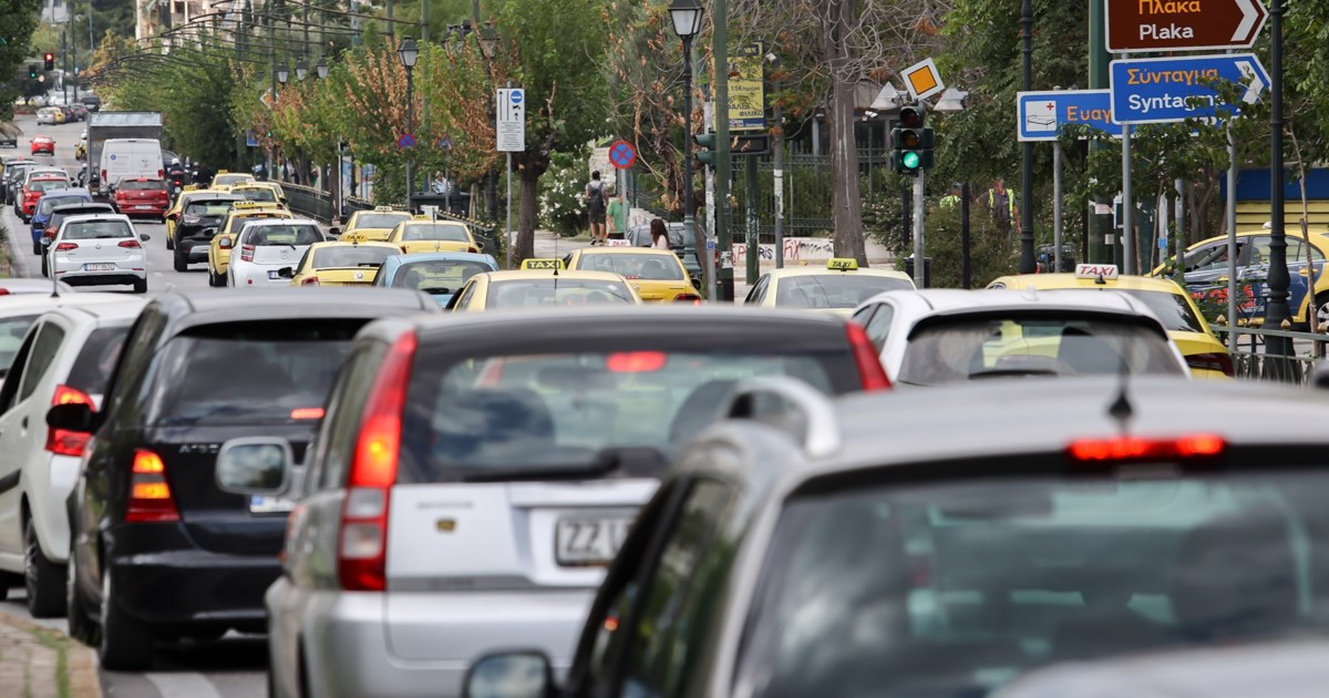 Έπεσαν χώματα στην Αττική Οδό στο ύψος της Μεταμόρφωσης - Μεγάλες καθυστερήσεις και ταλαιπωρία για τους οδηγούς [βίντεο]