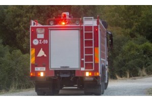 Ανατράπηκε πυροσβεστικό όχημα στη Ν. Χαλκηδόνα - Ένας πυροσβέστης τραυματίστηκε - εικόνα 3