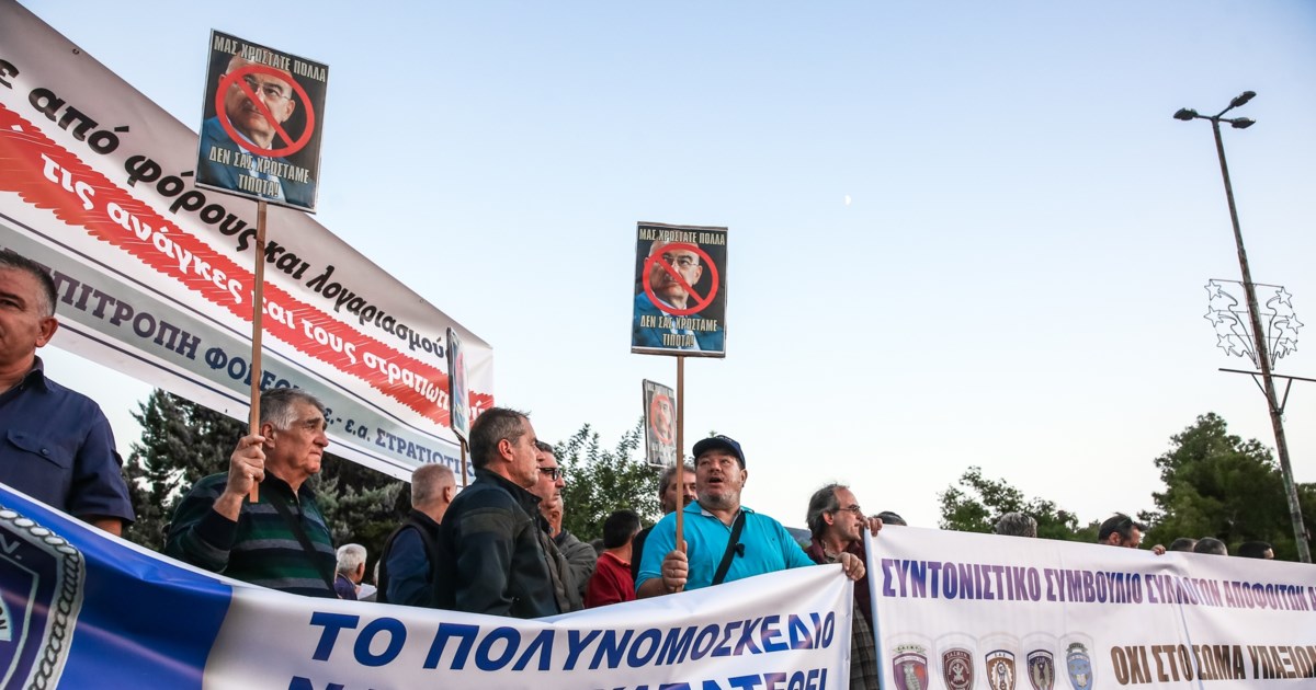 Στη Βουλή οι στρατιωτικοί: Ενός λεπτού σιγή, συνθήματα και εθνικός ύμνος - εικόνα 5