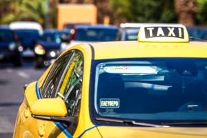 Πρόστιμο 1.000 ευρώ από Δευτέρα στους οδηγούς ταξί που δεν έχουν το αυτοκόλλητο για πληρωμή με POS