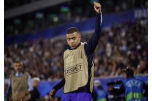 Πήρε και το βραβείο της FIFA ο Ντεμπελέ: Κορυφαίος ποδοσφαιριστής του 2025