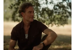 Τζέιμς Βαν Ντερ Μπικ: Η τελευταία ανάρτηση και ο φόρος τιμής από τις Σάρα Μισέλ Γκέλαρ και Κέιτι Χολμς - εικόνα 2