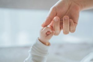 Θεσσαλονίκη: Υπό κράτηση μέχρι να δικαστούν οι γονείς των μωρών που έκοβαν βόλτες μόνα τους στον δρόμο