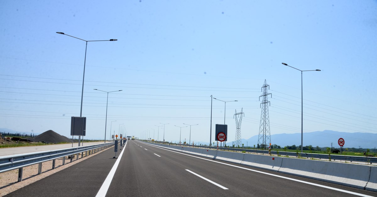 Εθνική Οδός Αθηνών - Κορίνθου: ΙΧ τυλίχτηκε στις φλόγες [εικόνες - βίντεο] - εικόνα 4