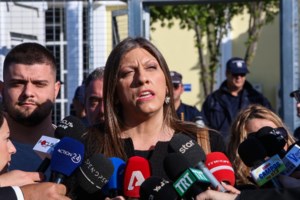 Έξαλλοι Νίκος Κωνσταντόπουλος και Ζωή: "Αρπάχτηκαν" με αστυνομικούς για τη μηχανή της κλούβας - "Σβήστε τη"