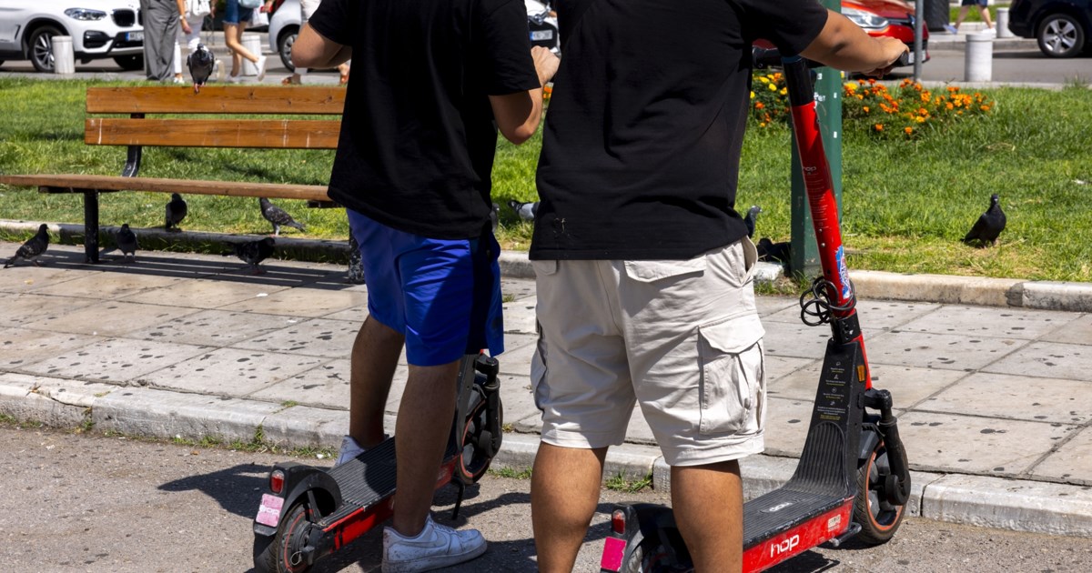 Σοκαριστικό τροχαίο στην Πάτρα: Οδηγός "καρφώθηκε" σε μηχανάκι με μητέρα και παιδί και εγκατέλειψε το σημείο [εικόνες] - εικόνα 3