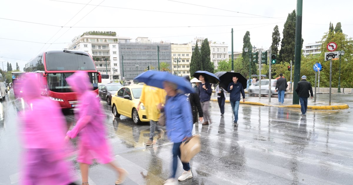 Εντυπωσιακό: Η στιγμή που ένα "μετέωρο" σκίζει τον ουρανό της Αθήνας - Ο Κολυδάς εξηγεί τι είναι [βίντεο]