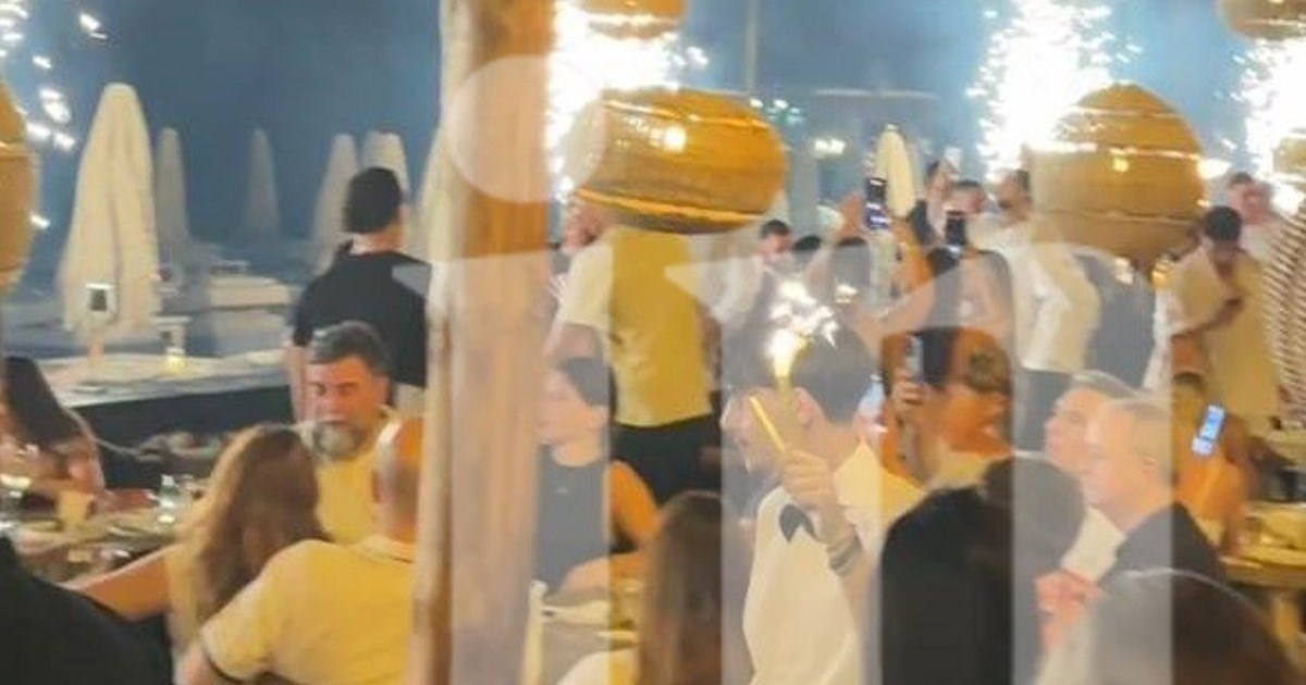 "Θέλω στα μπουζούκια απόψε να με πας": Η Ακρίτα ειρωνεύεται τον Οικονόμου για το γλέντι στη Ρόδο ενώ η Αττική καιγόταν