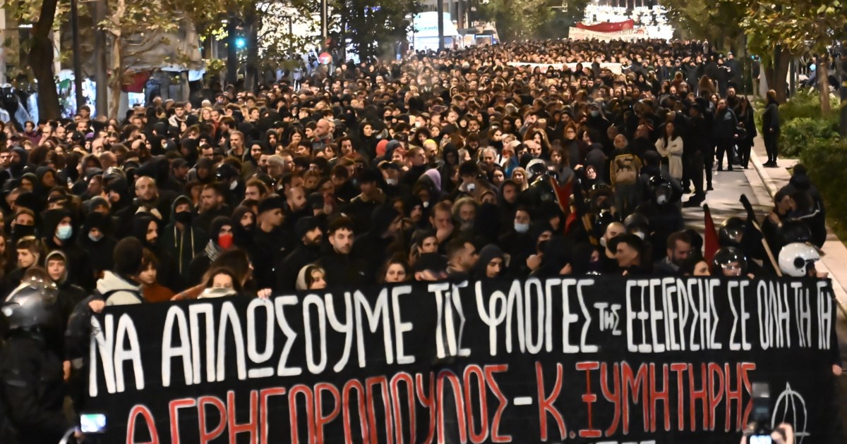 Επέτειος Γρηγορόπουλου: Επεισόδια με ξύλο και χημικά στο κέντρο της Αθήνας - Συλλήψεις και προσαγωγές - εικόνα 11