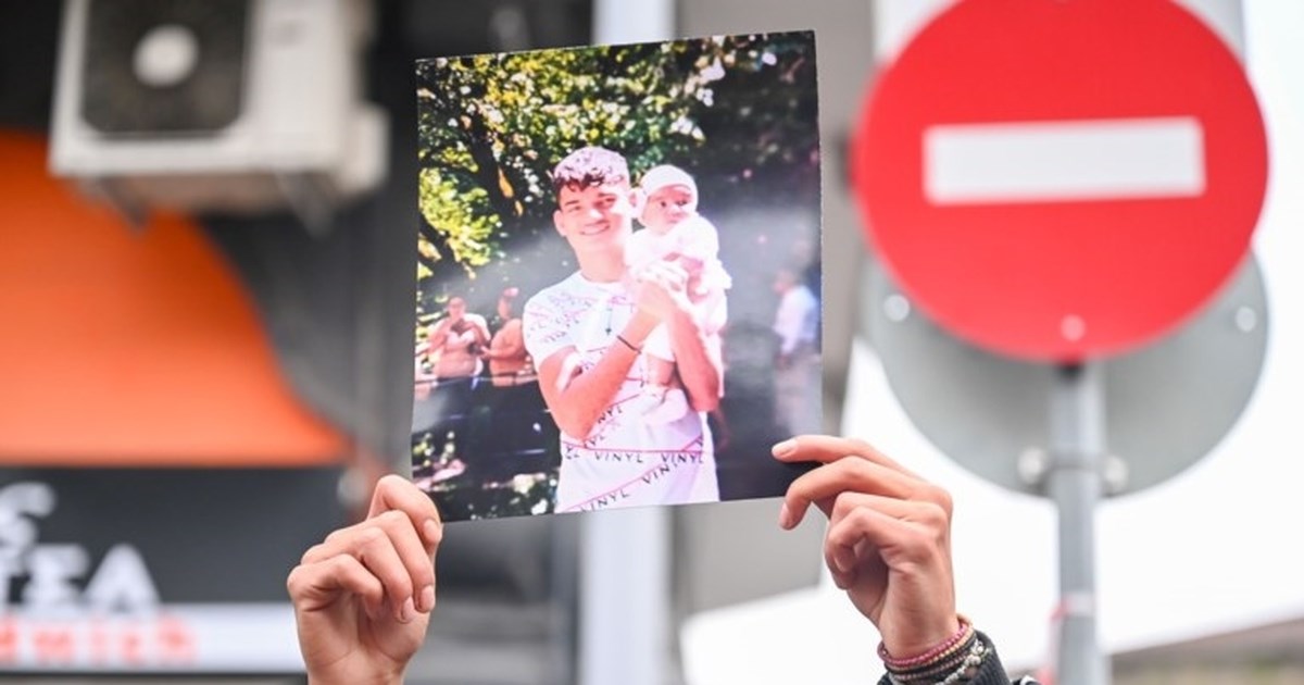 Θεσσαλονίκη: Ξεκίνησε η δίκη για τον θάνατο του 16χρονου Κώστα Φραγκούλη – Στο εδώλιο ο αστυνομικός που τον σκότωσε σε καταδίωξη