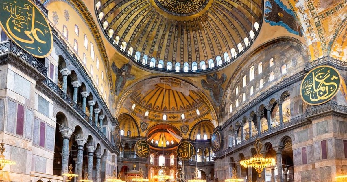 Αγιά Σοφιά: Συνελήφθησαν από τις τουρκικές Αρχές δύο Έλληνες που πόζαραν με τη γαλανόλευκη σημαία [βίντεο]