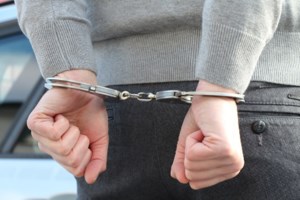 Βούλα: Σύλληψη 28χρονου για κατοχή και διακίνηση ναρκωτικών - Βρέθηκαν κοκαΐνη, κάνναβη και 25.800 ευρώ - εικόνα 2