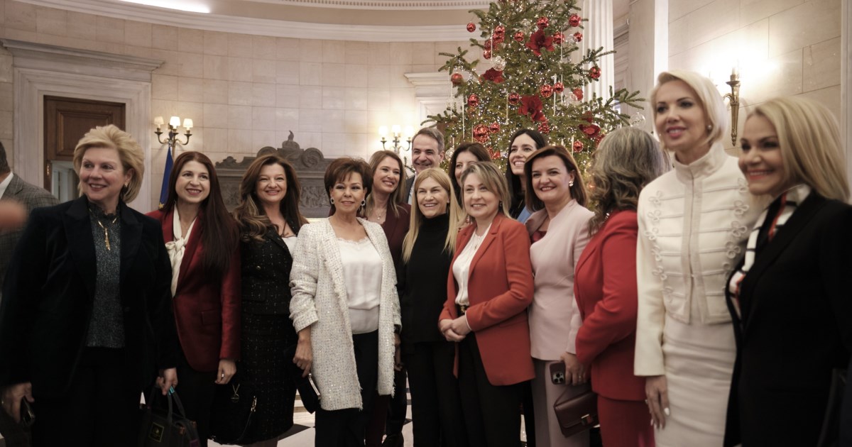 Συνάντηση Μητσοτάκη με μαθητές από το Σουφλί - Αντάλλαξαν ευχές και δώρα [εικόνες]